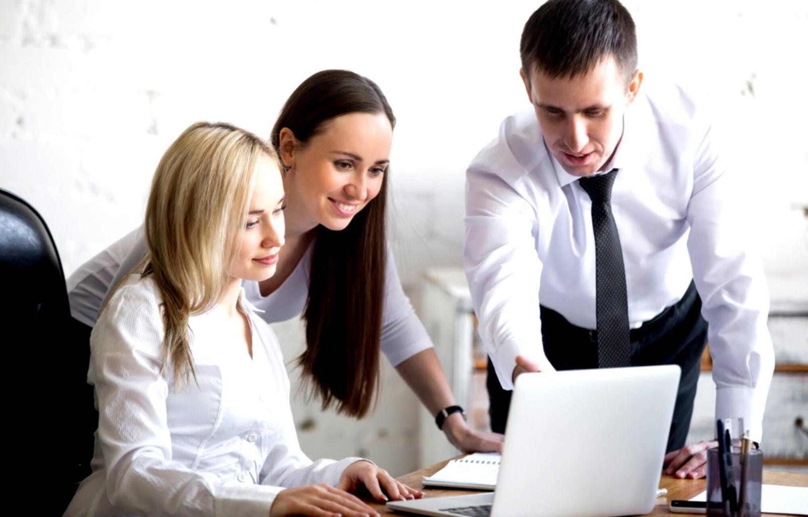 Estudiantes colaborando en proyecto de diseño