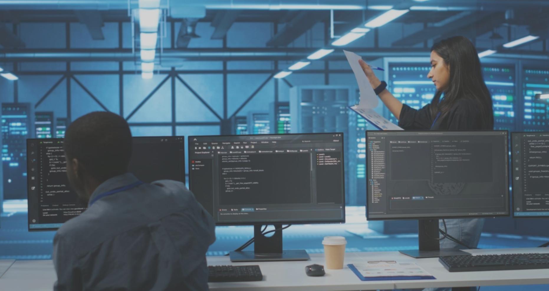 Espacio de trabajo colaborativo del equipo con múltiples pantallas mostrando prototipos y análisis de usuario