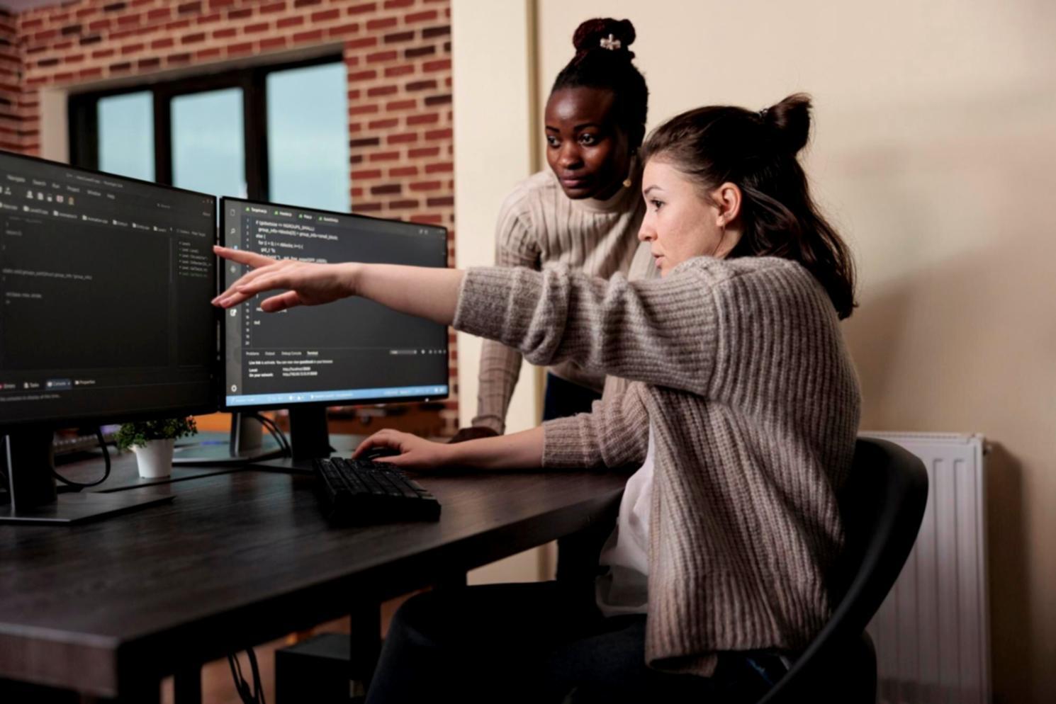 Estudiantes trabajando en investigación de usuarios durante una sesión práctica del programa