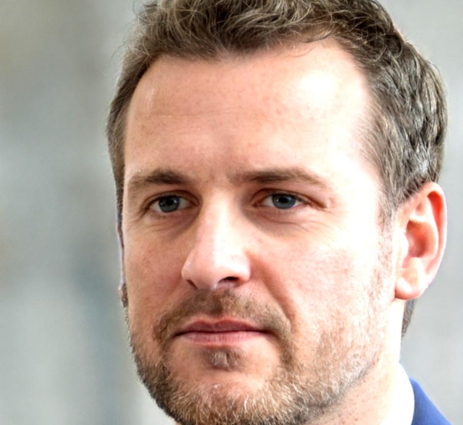 Retrato profesional de Laureano Vega